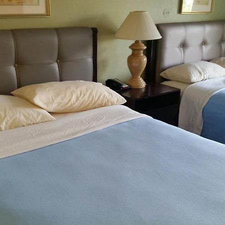 Riverwalk Inn & Suites Fort Atkinson Exteriör bild
