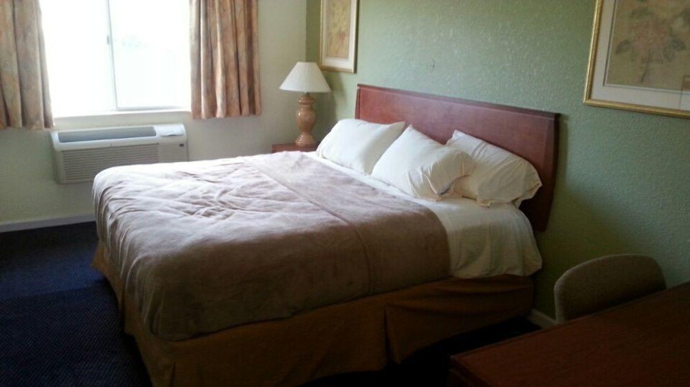 Riverwalk Inn & Suites Fort Atkinson Exteriör bild