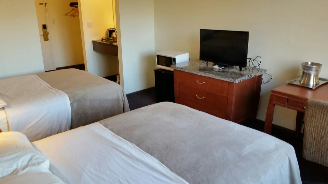 Riverwalk Inn & Suites Fort Atkinson Exteriör bild