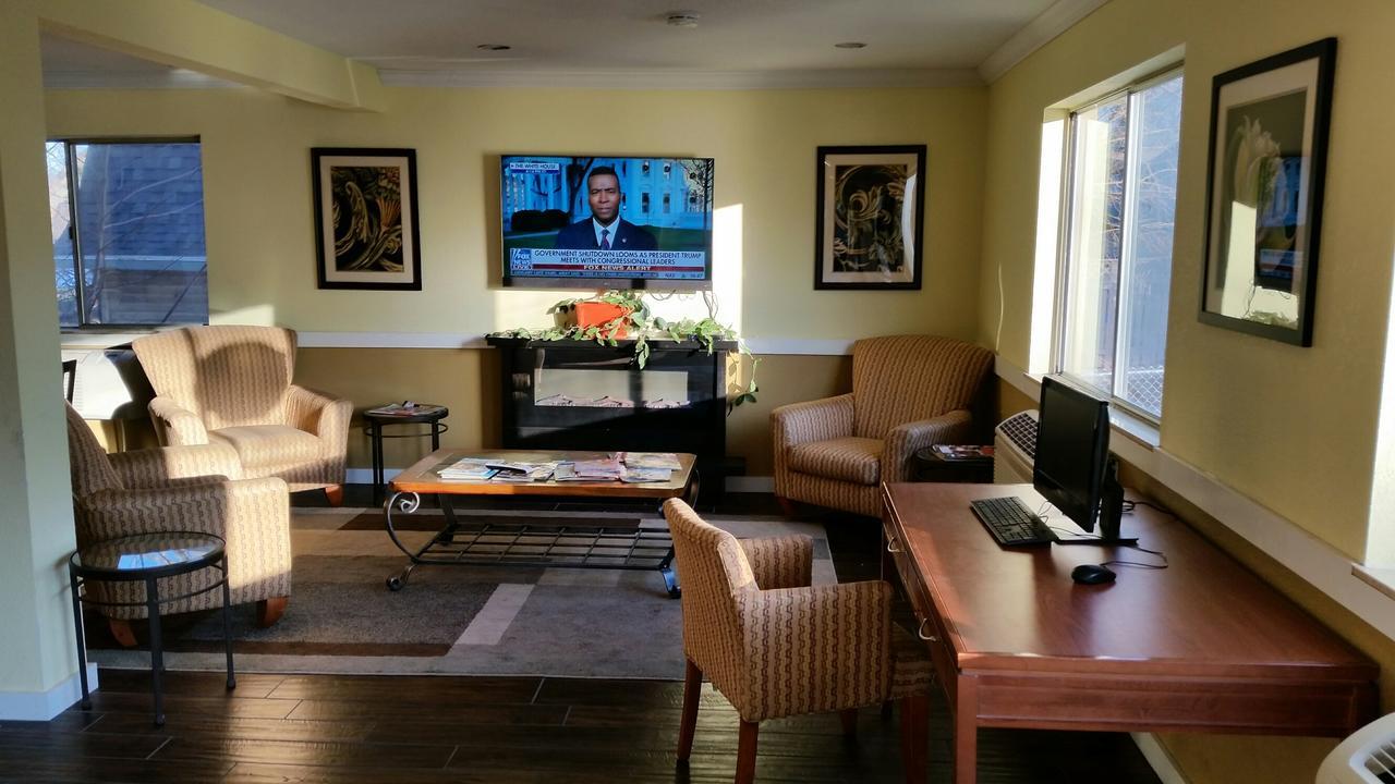 Riverwalk Inn & Suites Fort Atkinson Exteriör bild