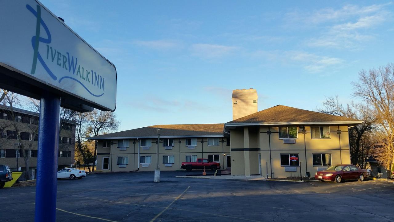 Riverwalk Inn & Suites Fort Atkinson Exteriör bild