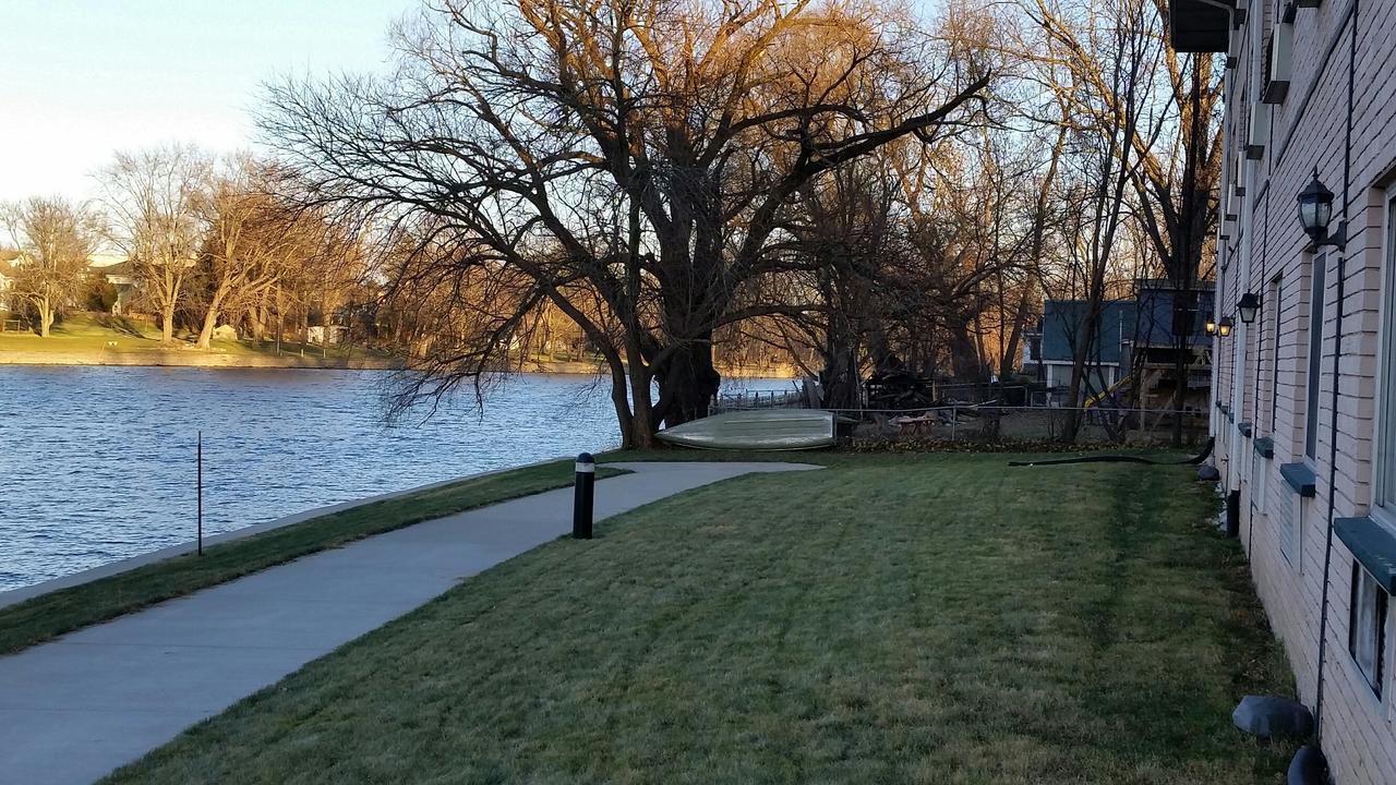 Riverwalk Inn & Suites Fort Atkinson Exteriör bild