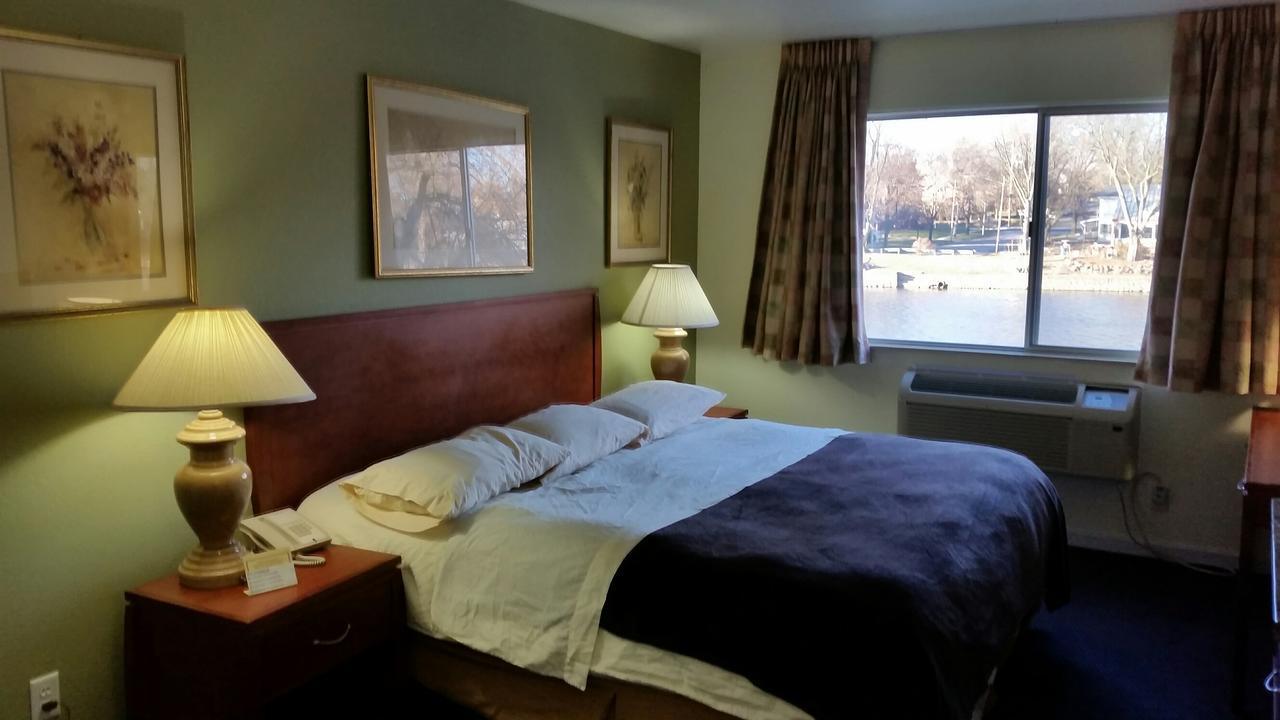 Riverwalk Inn & Suites Fort Atkinson Exteriör bild