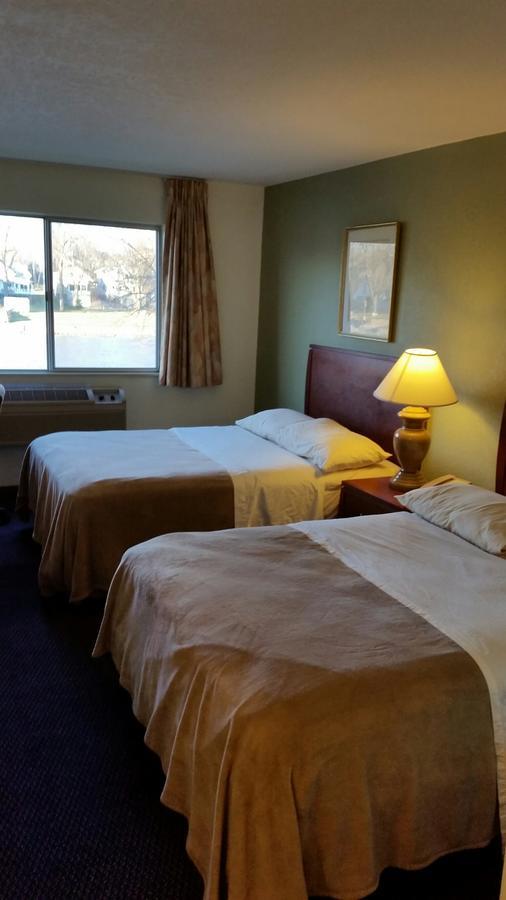 Riverwalk Inn & Suites Fort Atkinson Exteriör bild