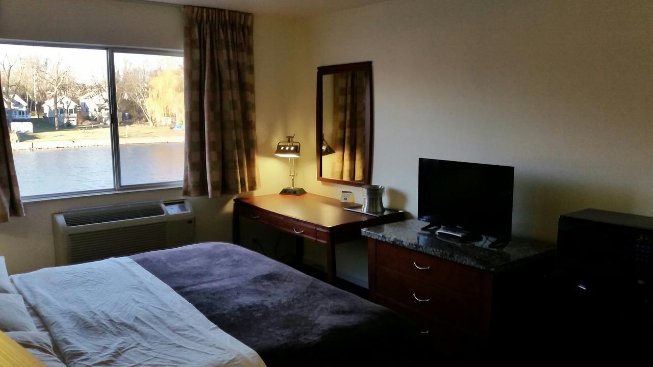 Riverwalk Inn & Suites Fort Atkinson Exteriör bild