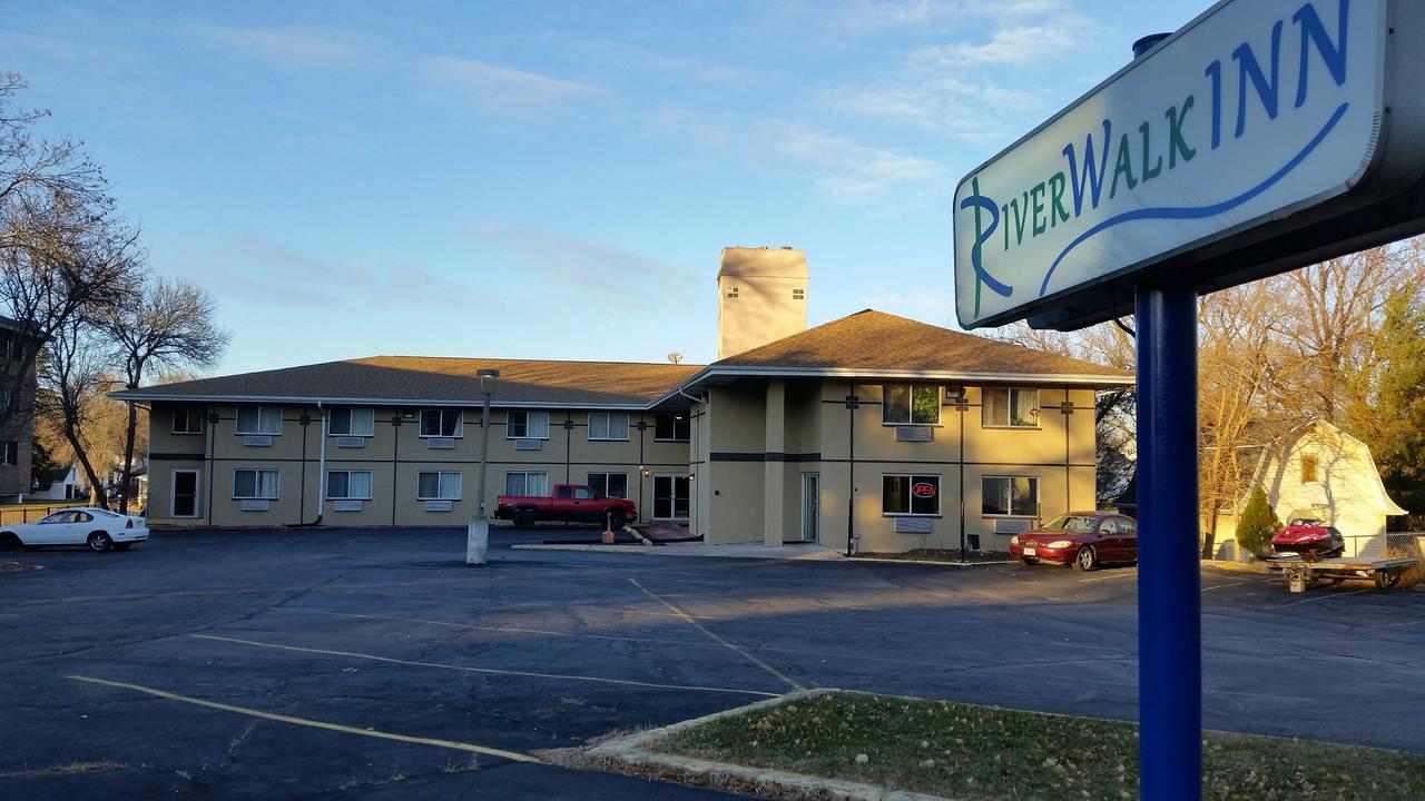 Riverwalk Inn & Suites Fort Atkinson Exteriör bild