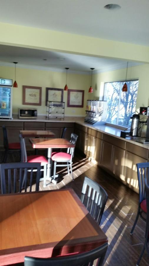 Riverwalk Inn & Suites Fort Atkinson Exteriör bild