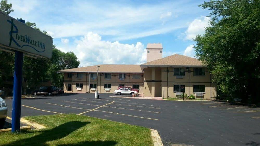 Riverwalk Inn & Suites Fort Atkinson Exteriör bild