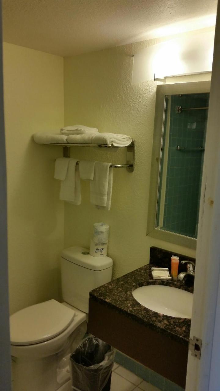 Riverwalk Inn & Suites Fort Atkinson Exteriör bild