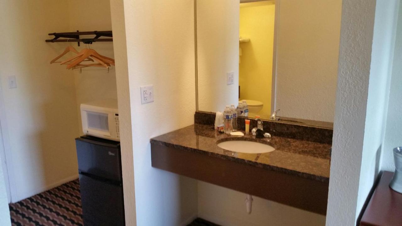 Riverwalk Inn & Suites Fort Atkinson Exteriör bild