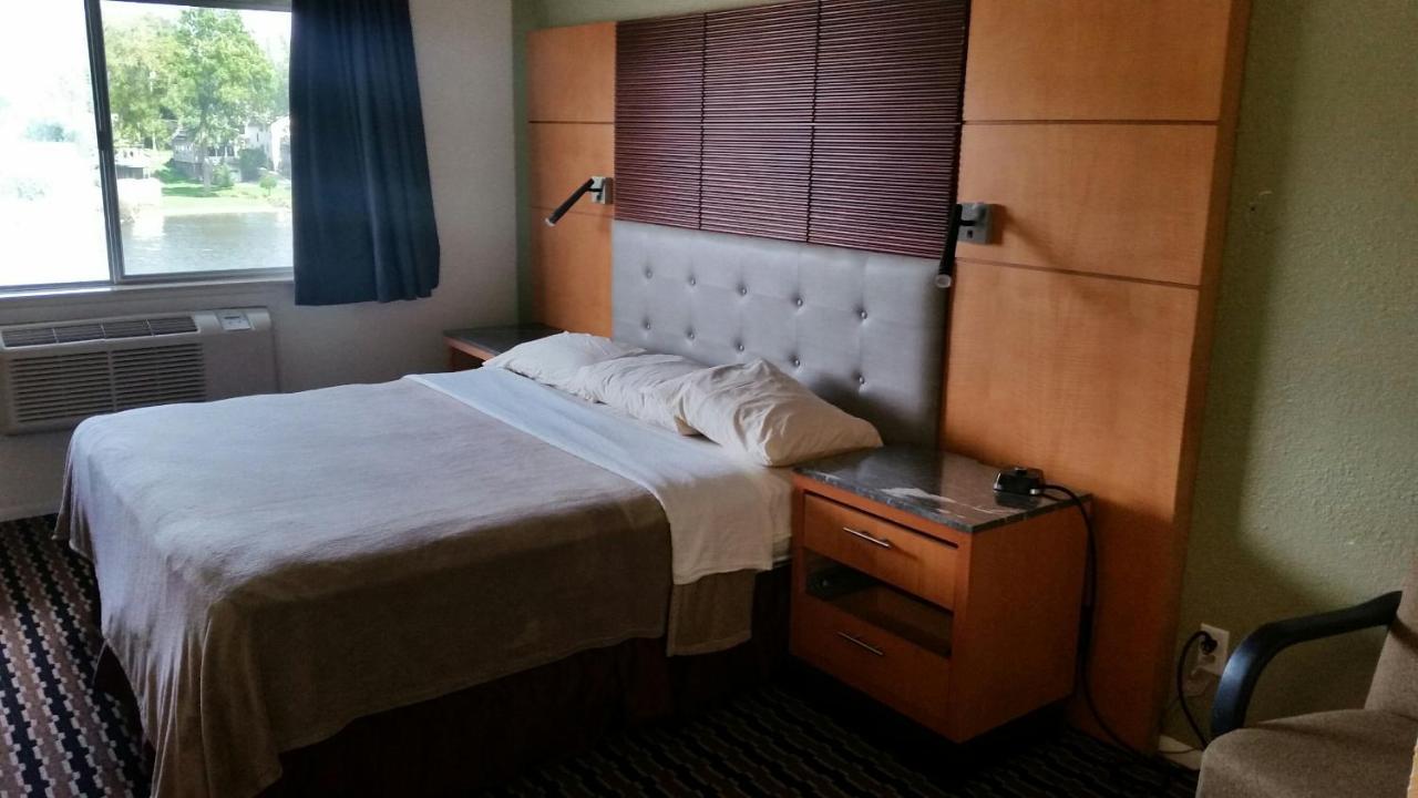 Riverwalk Inn & Suites Fort Atkinson Exteriör bild