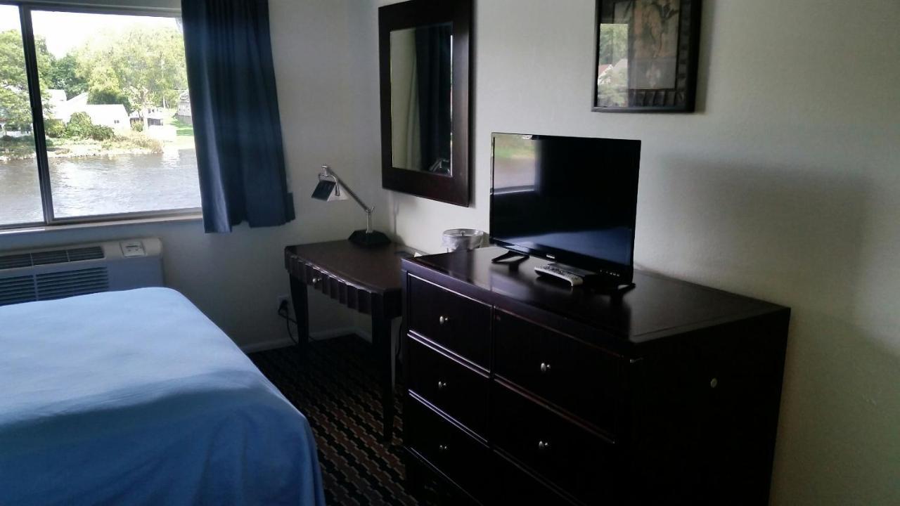 Riverwalk Inn & Suites Fort Atkinson Exteriör bild
