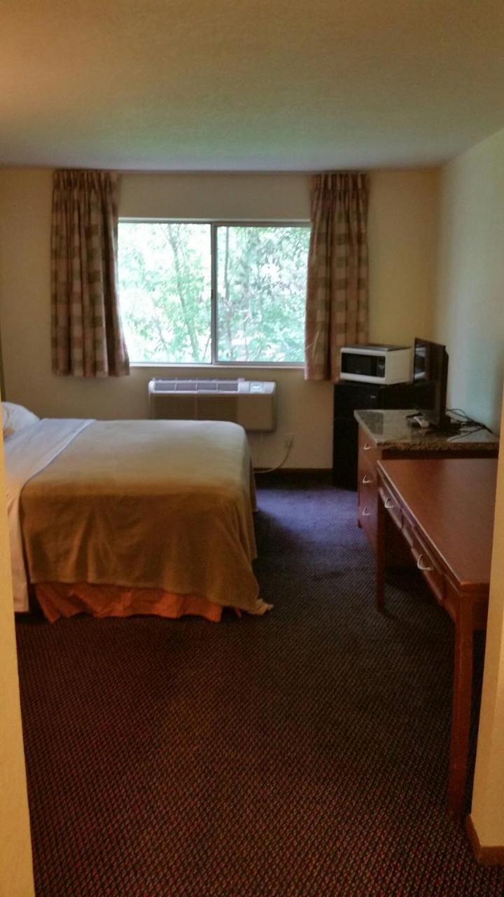 Riverwalk Inn & Suites Fort Atkinson Exteriör bild