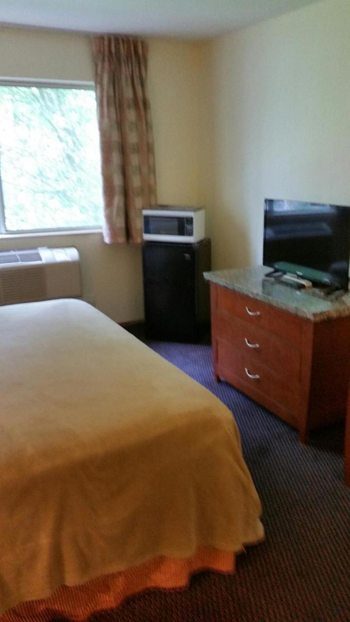 Riverwalk Inn & Suites Fort Atkinson Exteriör bild